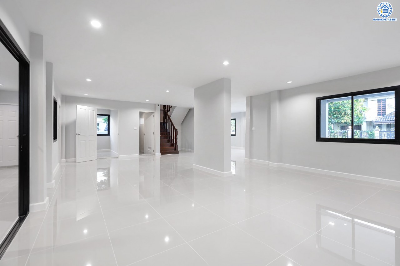 บ้านมือสองตกแต่งใหม่ โครงการ พลับพลาวิลล่า บรมราชชนนี หลังใหญ่พิเศษพร้อมอยู่ เนื้อที่ 57 ตร.ว. ดีไซน์สวย ฟังก์ชัน 4 ห้องนอน 3 ห้องน้ำ 2 ที่จอดรถ บนทำเลเดินทางสะดวก เชื่อมต่อหลายเส้นทาง ใกล้เซ็นทรัลปิ่นเกล้า จุดขึ้นทางด่วน "ศรีรัช" และเพียง 10 นาทีถึงMRT "สถานีไฟฉาย"